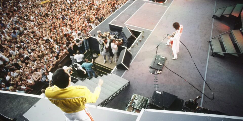 Queen Уэмбли 1986. Фредди Меркьюри Wembley 1986. Концерт Фредди Меркьюри на стадионе Уэмбли в 1986. Фредди Меркьюри на стадионе Уэмбли. Фредди меркьюри стадион