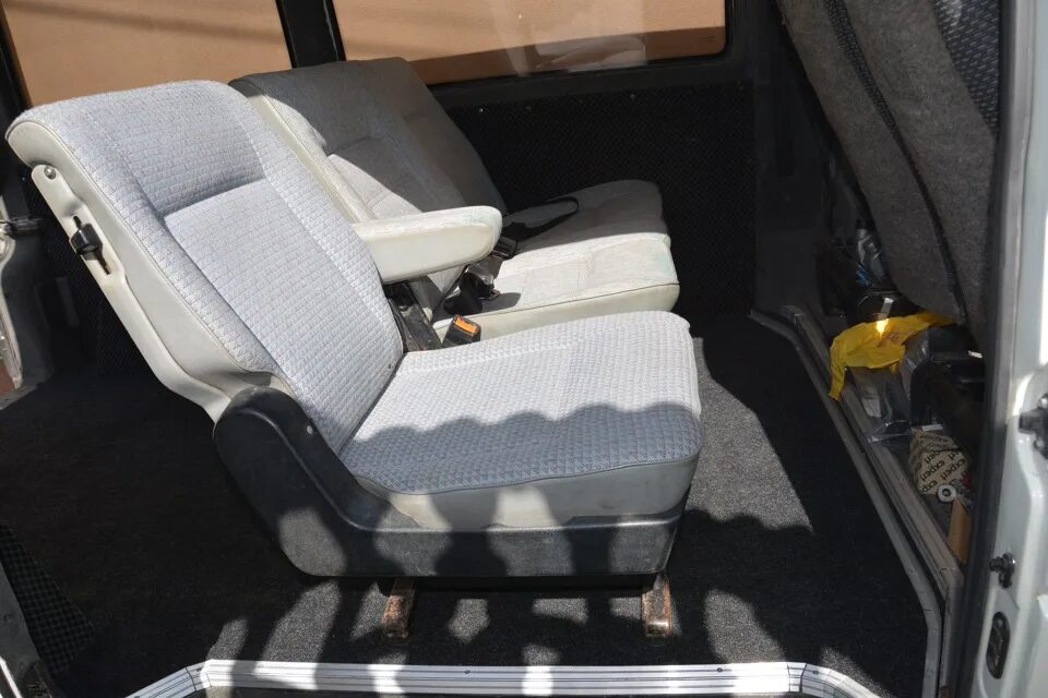 Сидения на wv t5 transporter. Динамики под сиденья в vw t5. Штатные передние сидения фольксваген т4. Фольксваген транспортер т4 передние сиденья. Сиденья т4 мультивен.