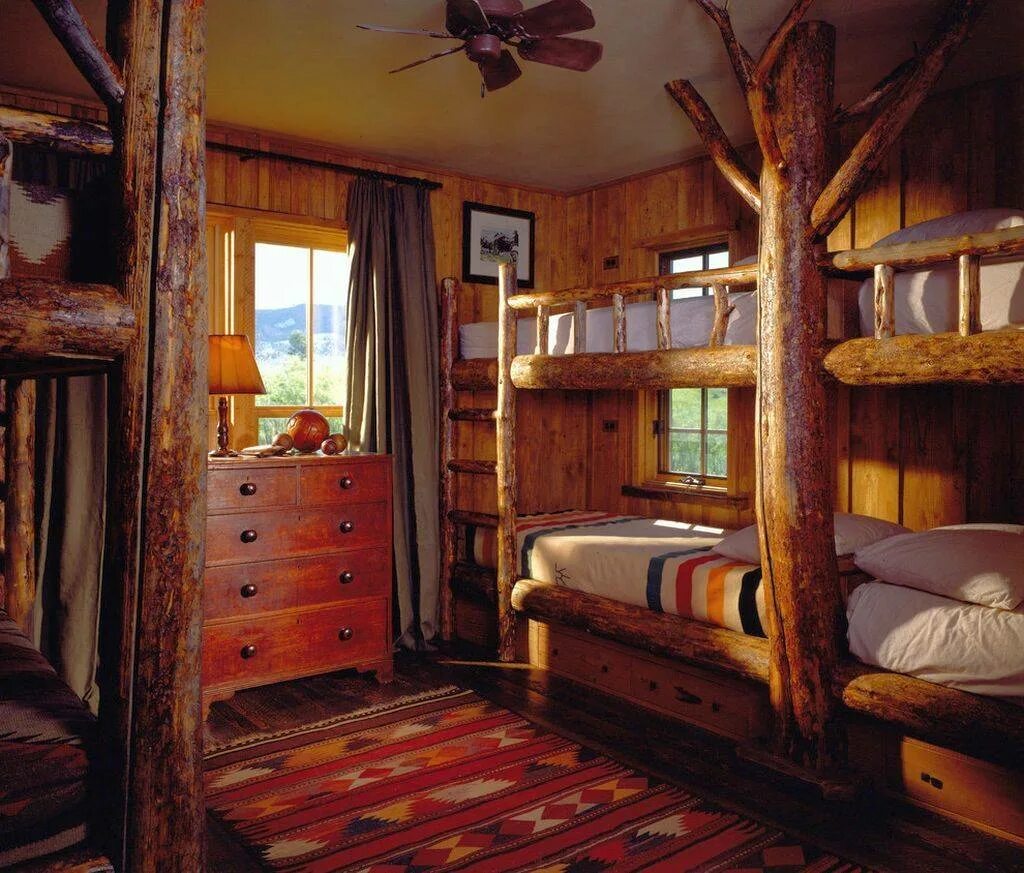 Деревенская комната. Кровать в деревенском стиле. Комната в деревенском стиле. Комната в древесном стиле. Комната в Лесном стиле.