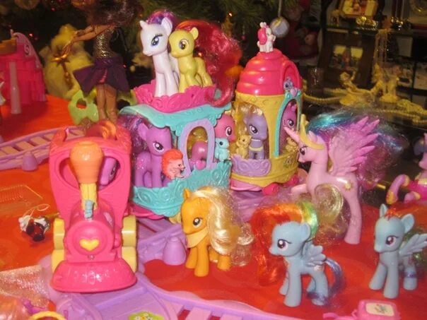 Включай видео про игрушек. My little Pony игрушки. Пони из Понивиля игрушки. Милые пони игрушки. Много игрушек пони.