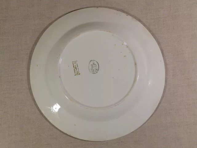 обратная сторона тарелки