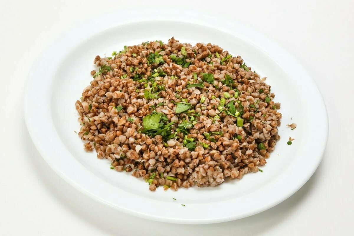 гречневый гарнир. каша гречневая рассыпчатая. гречневая каша. гречка на белом фоне. крупа гречневая.