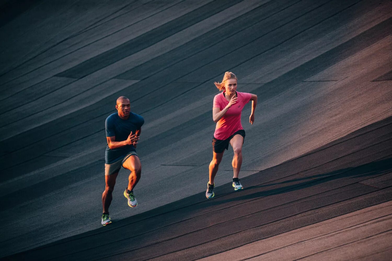 Run wife run. Спортсмен бежит. Бегущий человек. Мужчина бежит.