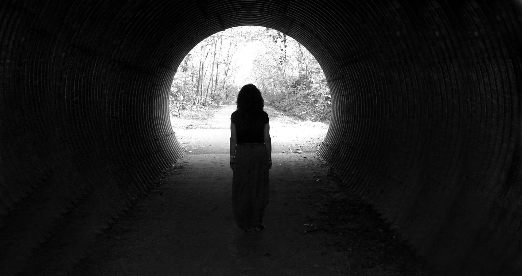 Darkness bring. Тоннель силуэт. Sinucidere. Свет в конце тоннеля. Тьма в конце тоннеля.