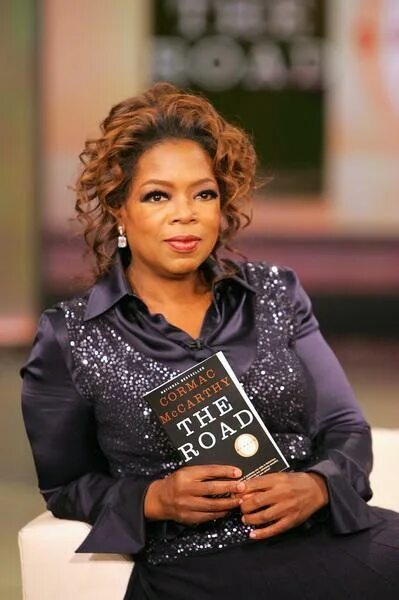 Книжный клуб опры уинфри. Опра уинфри. Книжный клуб опры уинфри. Oprah s book club. Опра уинфри книги.