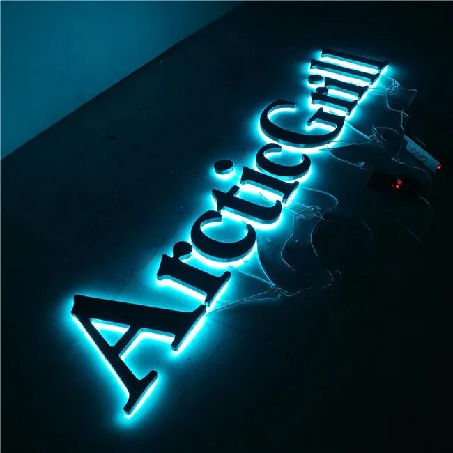 Интерьерная вывеска с подсветкой. Металлическая вывеска с подсветкой. Подсветка лого. Логотип с подсветкой. Логотип с подсветкой из нержавейки.