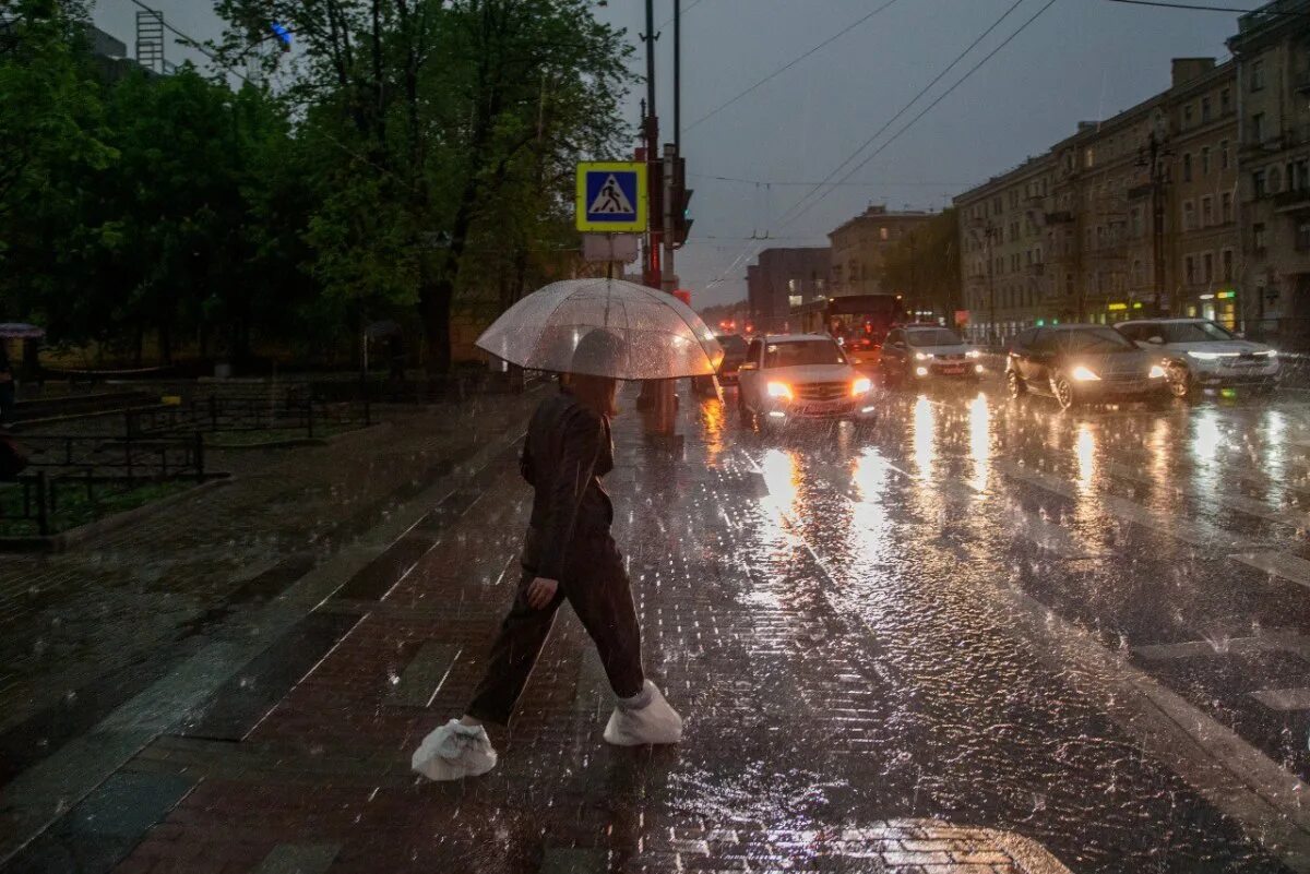 На улице была сильная. Ливень в Петербурге. Дождливый Питер. Дождь в Петербурге. Дождливая погода.