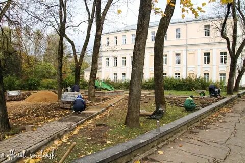 В сквере возле дома было так тихо