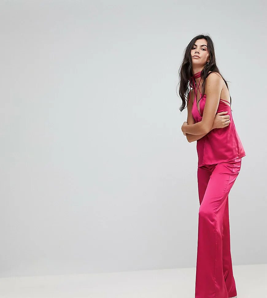 золотой комбинезон. прямые широкие брюки. чёрные брюки современные. широкие брюки с завышенной талией. широкие фиолетовые брюки.