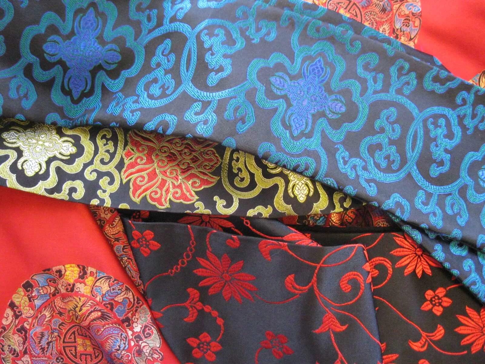 Шелк китай. Традиционные китайские узоры. China fabric. Шелковая ткань в древнем китае. Китайский дракон на красном фоне.