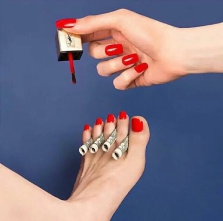 Комплимент ногтям девушки. Комментарии к маникюру. Комплимент про ногти девушке. Девушка с маникюром. Смешные ногти.