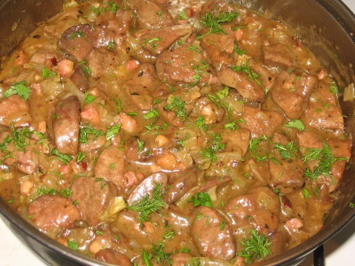 печень с подливкой. подливка с печенкой свиной. рагу из печени свиной. подлива с печенью свиной. подлива из печени.