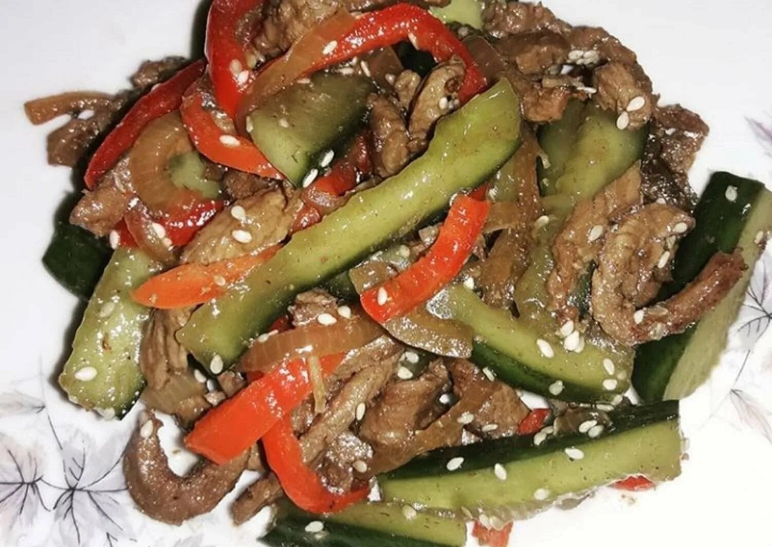 Салат острый с мясом. Рецепт огурец с мясом. Салат из огурцов и мяса. Салат с говядиной и болгарским перцем и огурцом по корейски. Рецепт огурец с мясом.