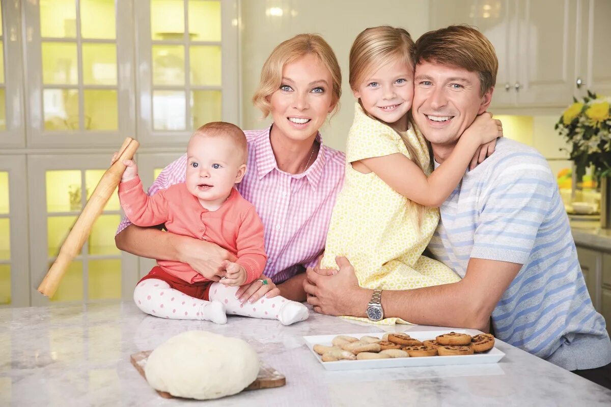 ягудин алексей жена. фигурист алексей ягудин с женой. алексей ягудин и татьяна тотьмянина дети. где сейчас ягудин с семьей. фигурист алексей ягудин семья.