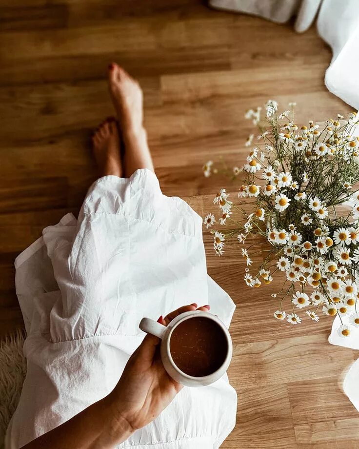 Доброе утро и хорошего дня стильные. Зимний кофе. Красивое утро. Завтрак с цветами. Весенний завтрак.