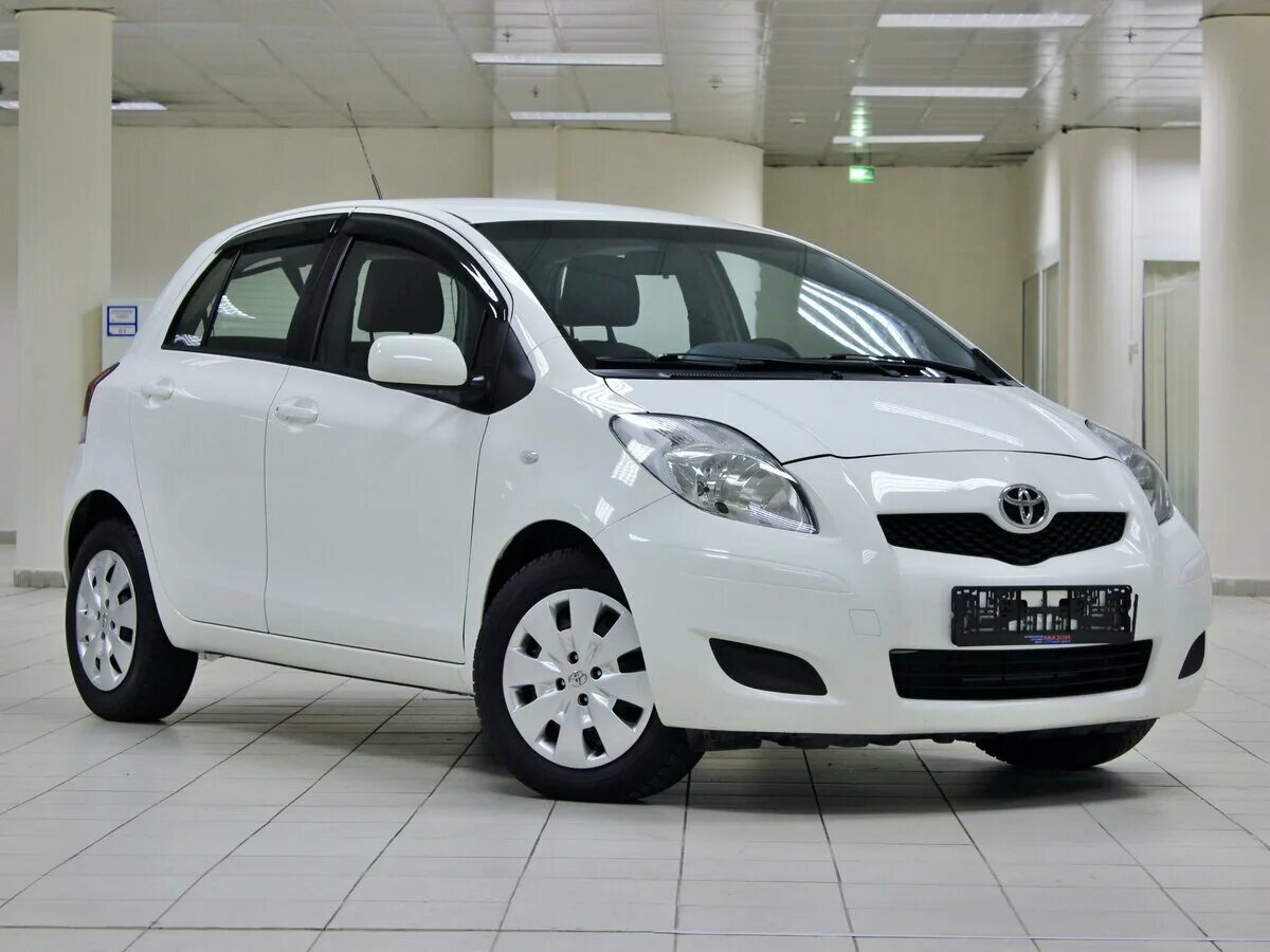 Тойота Ярис 1.3 автомат. Тойота Ярис белая. Toyota Yaris 2008 белый хэтчбек. Toyota Yaris 2010.