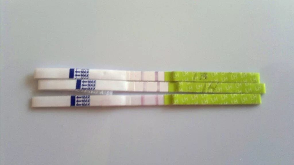 Поквжет ли тест внематочнцю беркменнлчть. Тест хгч при внематочной беременности. Тест положительный на беременность на маленьком сроке. Могут ли тесты на беременность ошибаться. Тест на беременность да или нет.