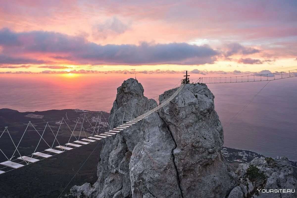 Горе в крыму. Гора ай-петри в крыму. крымские горы ай петри. небесная тропа ай петри. высота ай-петри в крыму.