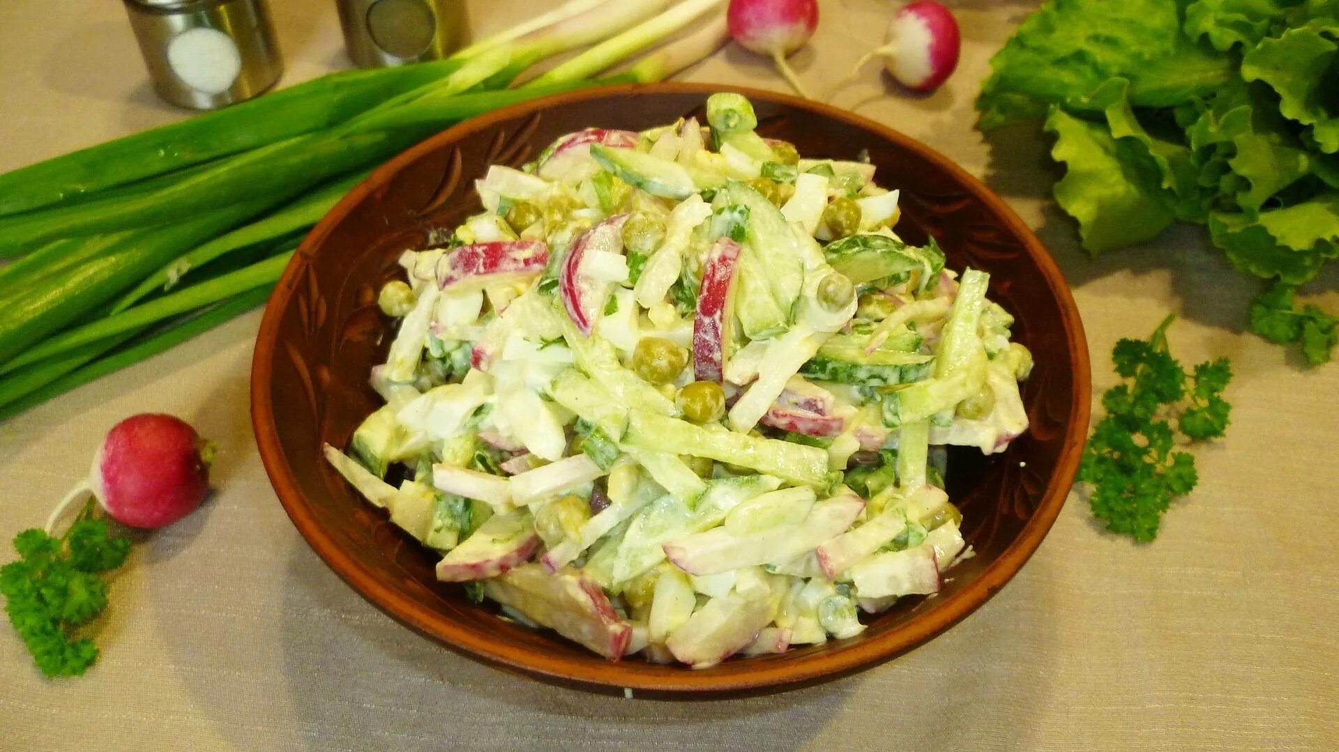 Простой салат из яиц огурцов. Салат с горошком и редиской. салат с редиской и огурцом и яйцом. салат огурец горошек лук. салат с курицей и редисом.