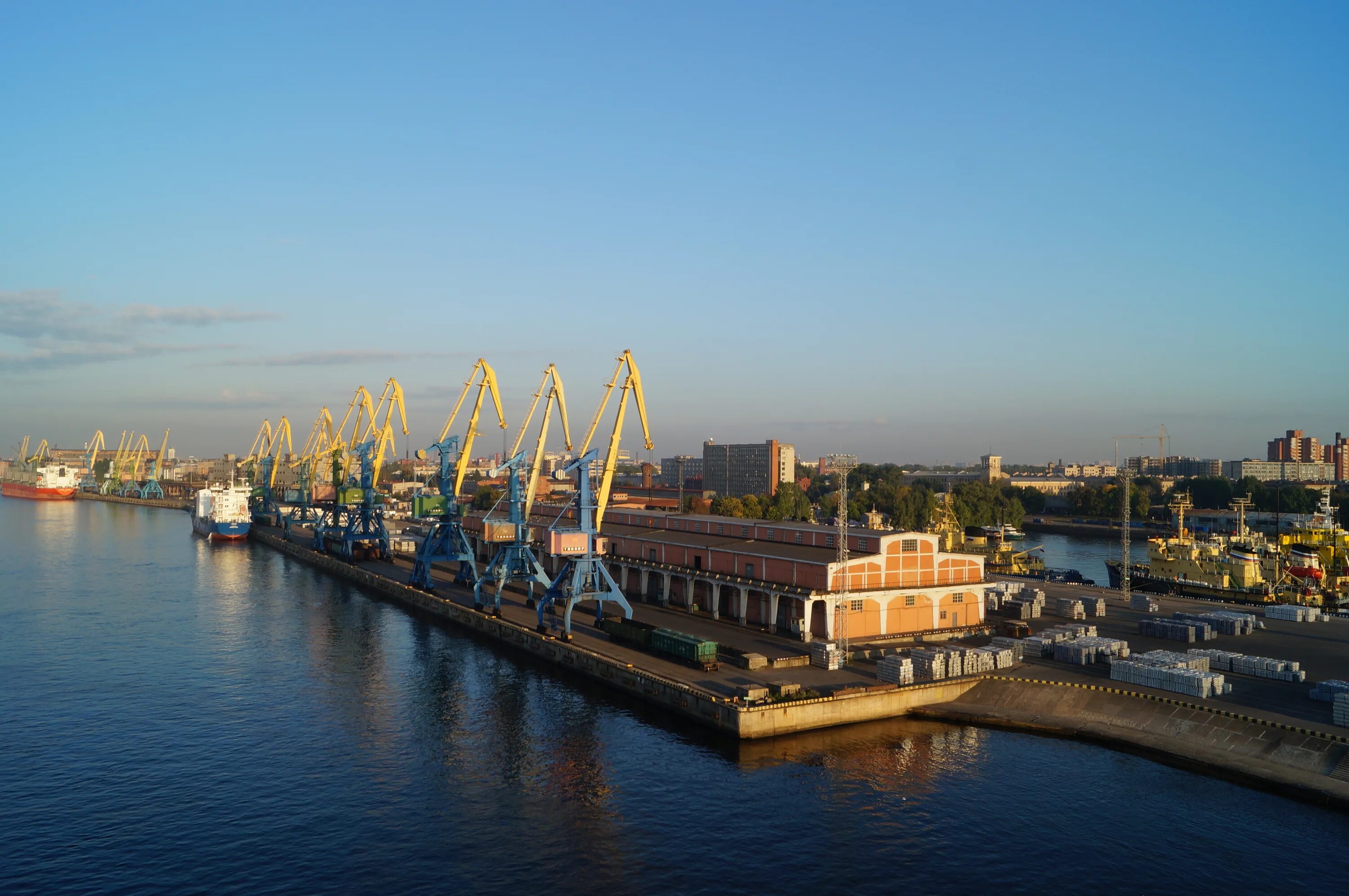 Порт в Питере. Невские ворота торгового порта. Ворота в портах. Москву называют портом