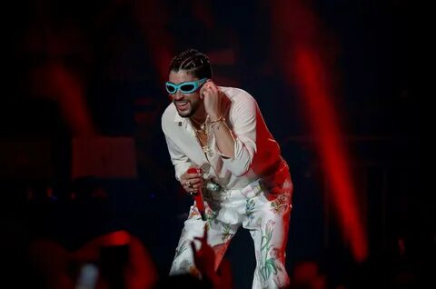 Bad Bunny Brings His World’s Hottest Tour to 2022 VMAs With 'Titi Me P...