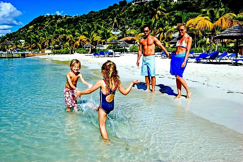 Семья отдыхает на пляже. Отдых на море с детьми недорого 2024. Лето отпуск море семья. Море пляж семья. Лето дети море.