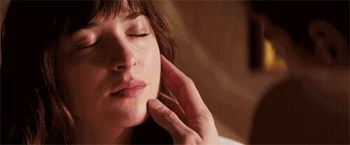 Жест пальцем по горлу. Поцелуй в ладонь. Парень проводит пальцем. Чувственные губы. Облизывает палец.