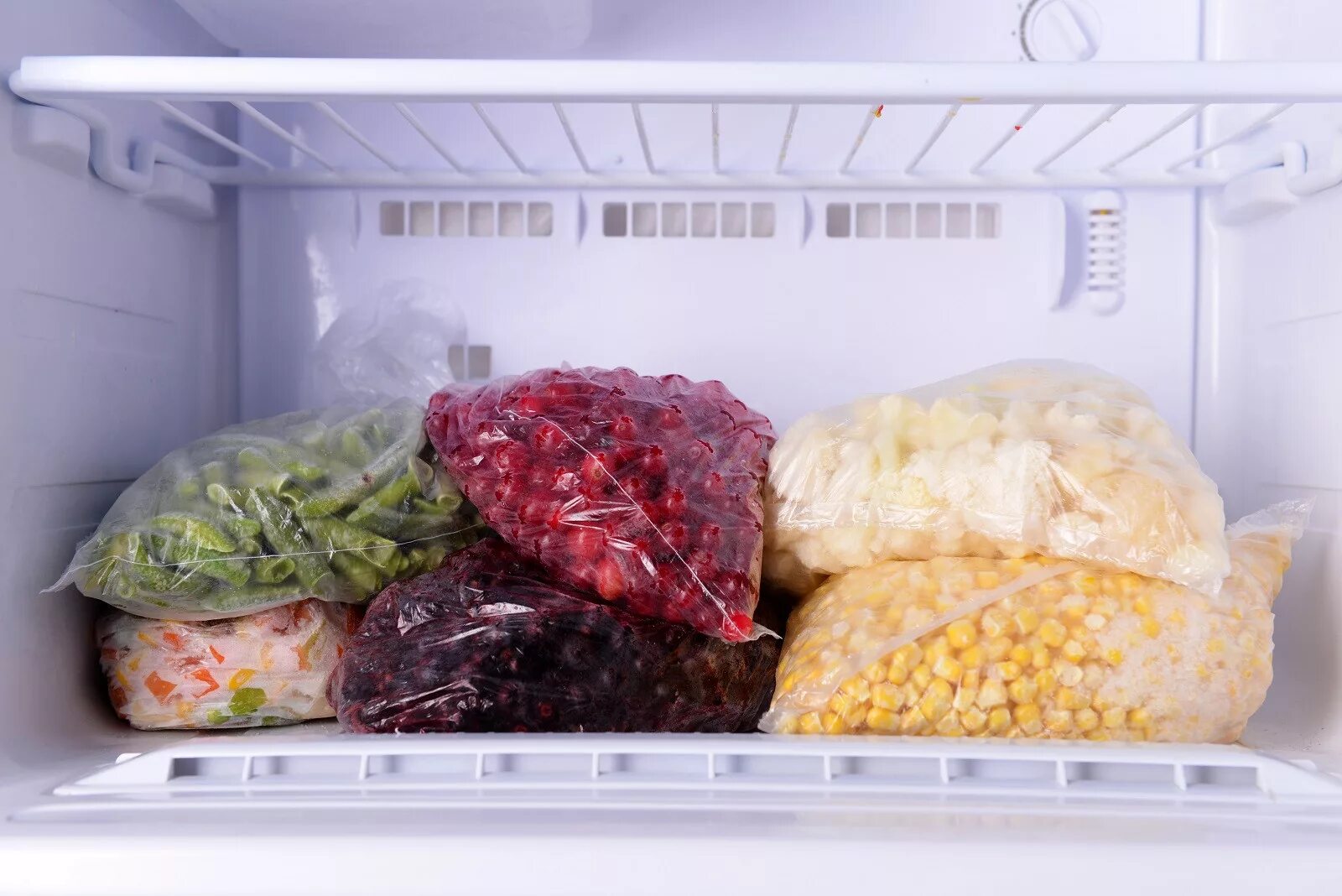 Можно заморозить готовое мясо. Овощи в морозилке. Продукты в морозилке. Морозильник с продуктами. Заморозка продуктов в морозильной камере.