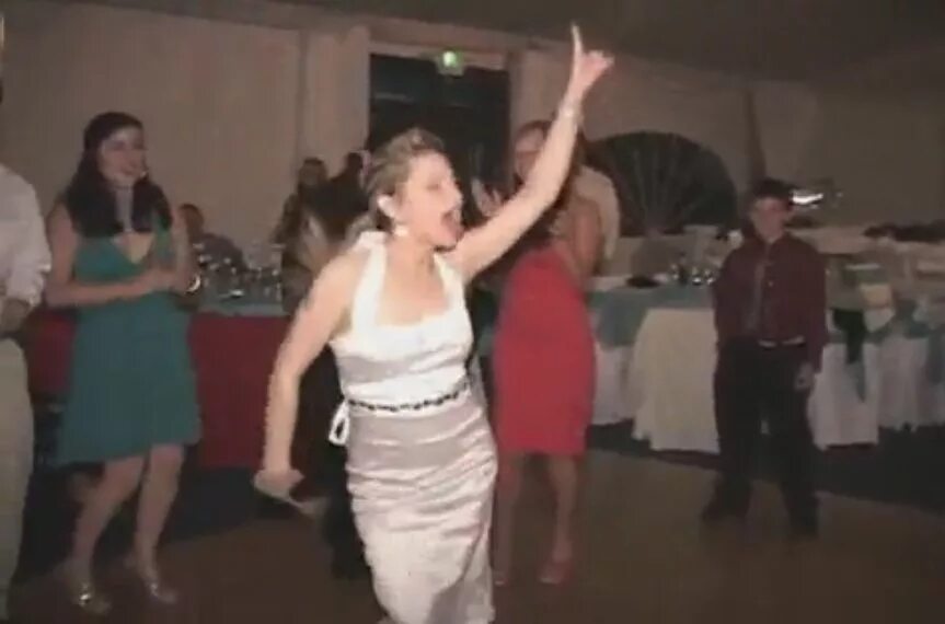 Женщина отрывается. Пьяные танцы. Танцующие пьяные женщины видео. Пьяные танцы прикол. Пьяные девушки танцуют картинки.