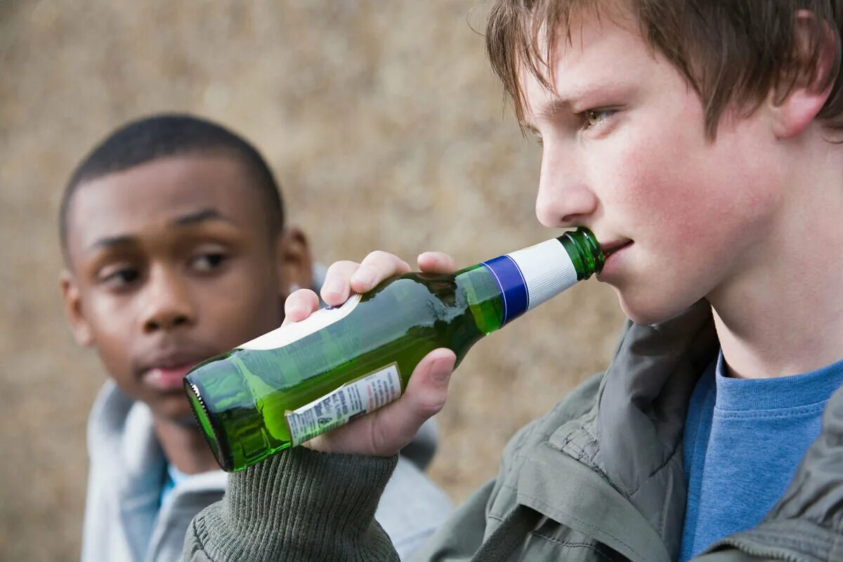 Детский алкоголизм. Пьющий подросток. Алкоголизм молодежи. Подростки пьющие пиво.