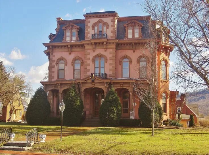 Розовый дом двухэтажный. Дом смита (smith house) в коннектикуте. Richard s house. Richard s house. Брентвуд калифорния 1960.