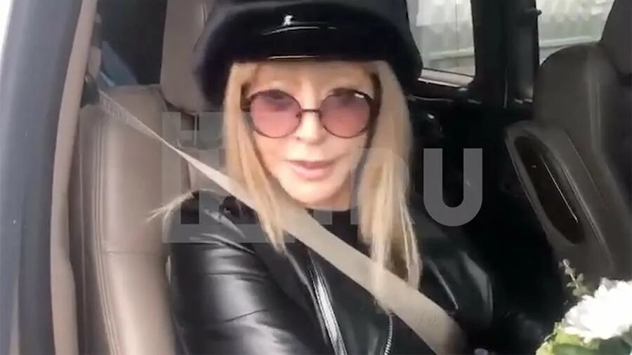 Что такое синдром снайпера у пугачевой. Пугачева вернулась в россию 2022. Пугачева сейчас. Пугачева вернулась дети. Машина пугачевой.