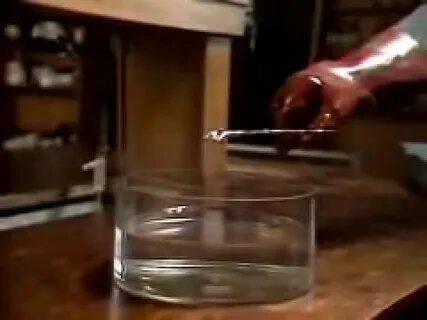 Металлический натрий с водой