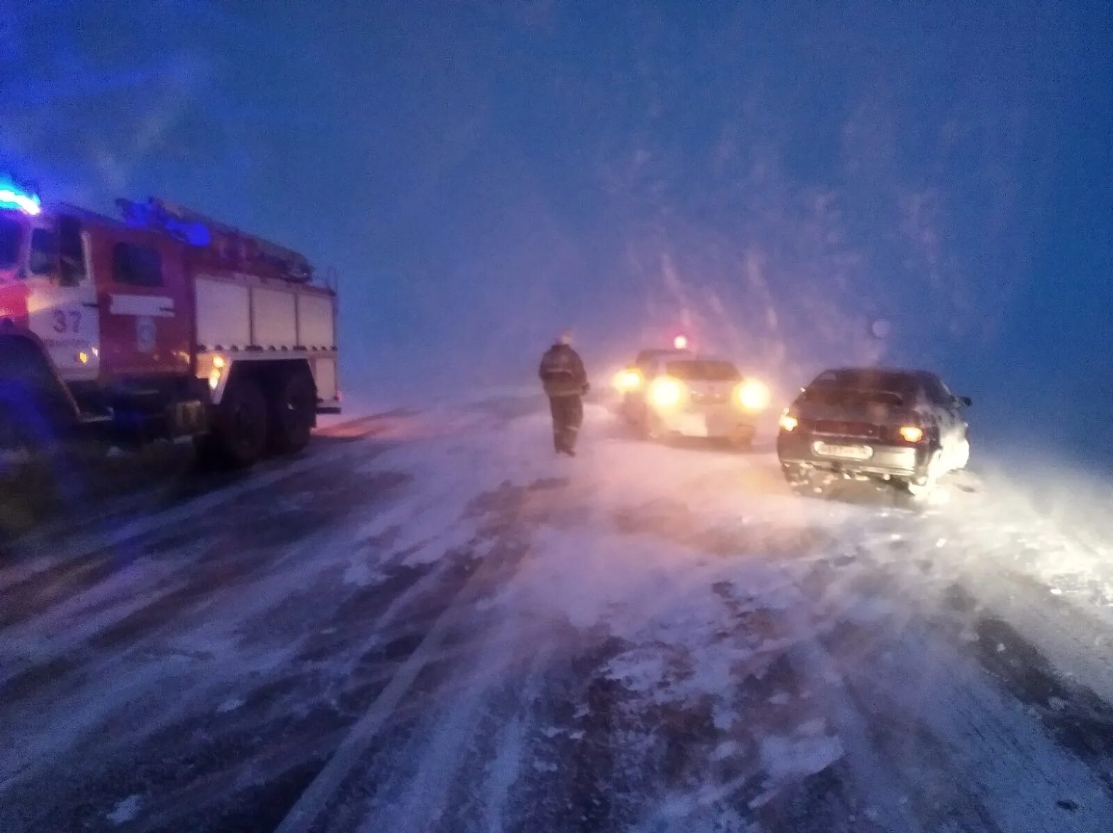 М5 оренбург. Снежный плен Оренбург Орск. Трасса м5 Оренбург Орск. Метель на дороге. Снежная буря на трассе.