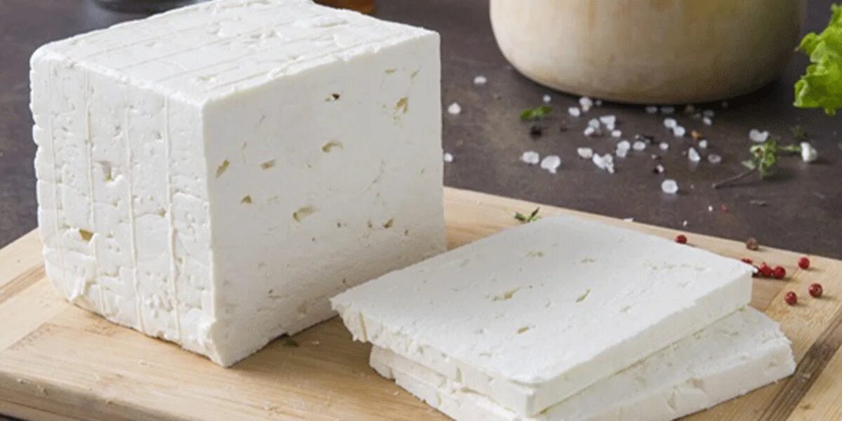Почему сыр белый. Белый сыр. Сыр белый квадратный. Молодой белый сыр. Сыр соленый белый.