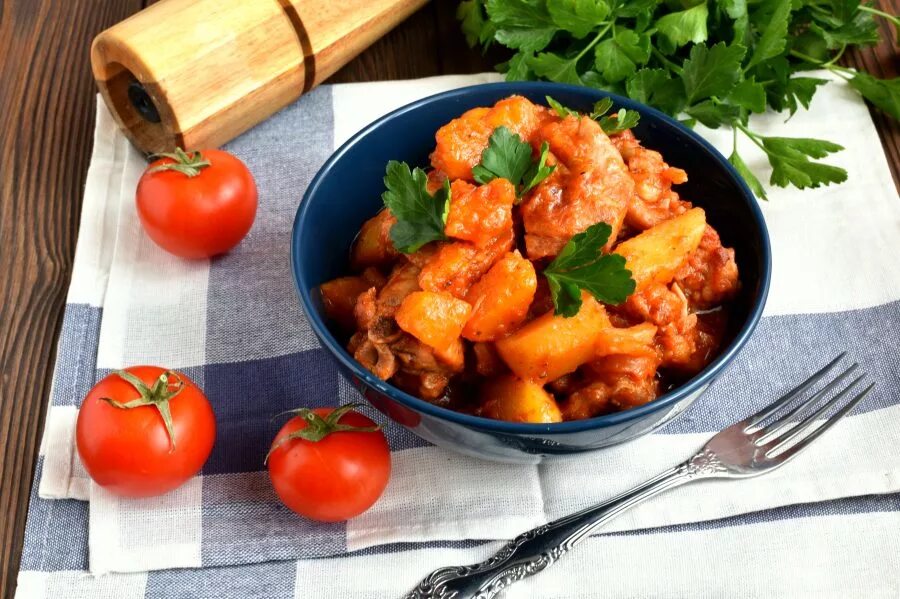 Нутовое карри. Тыквенное рагу с овощами. Тушеная тыква с овощами. Рагу из индейки с тыквой. Овощное рагу с кабачками и картошкой и капустой.