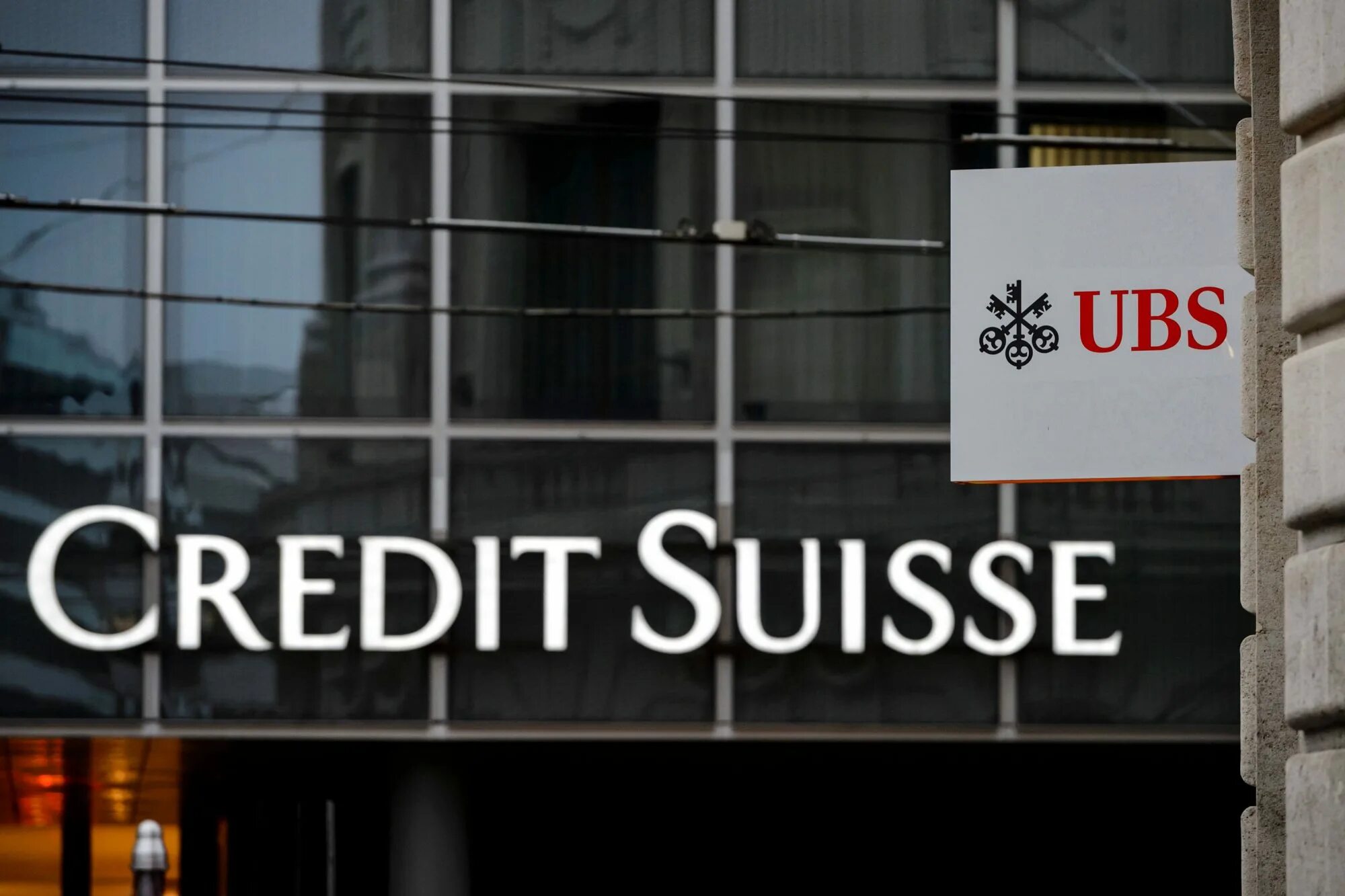 Банку ubs. UBS И credit Suisse. Швейцарский банк. UBS банк Швейцария. Credit Suisse в Швейцарии.