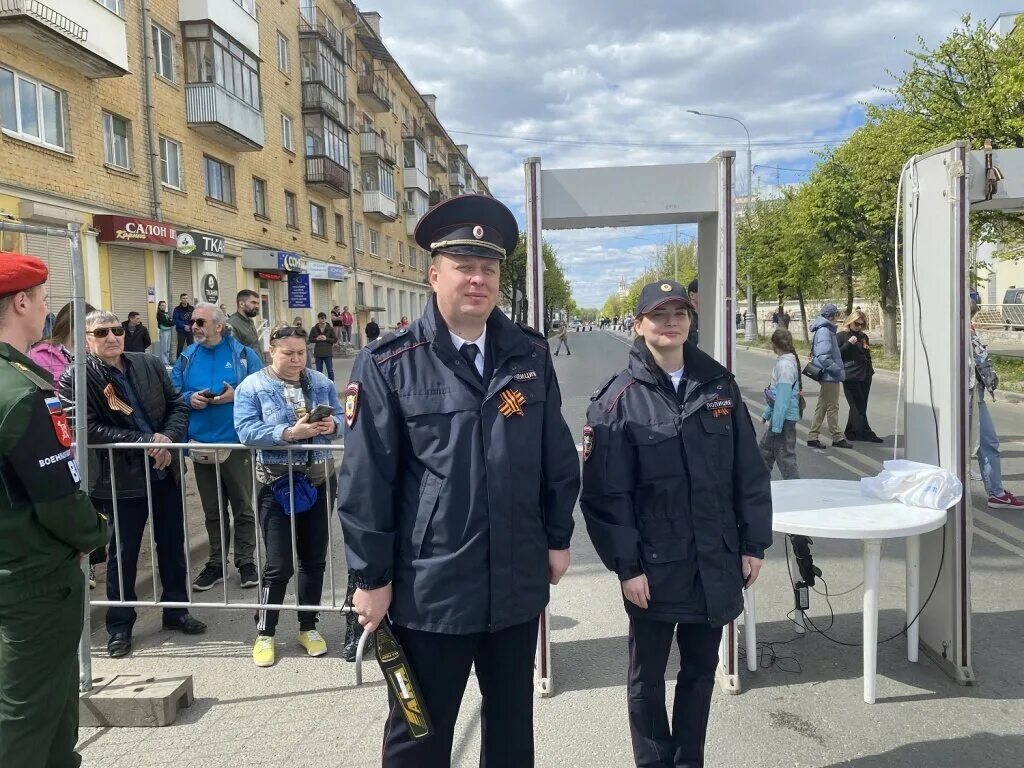 Кинологи. 10 тысяч полиции. Митинги во франции. Уральские школьники. 10 тысяч полиции.