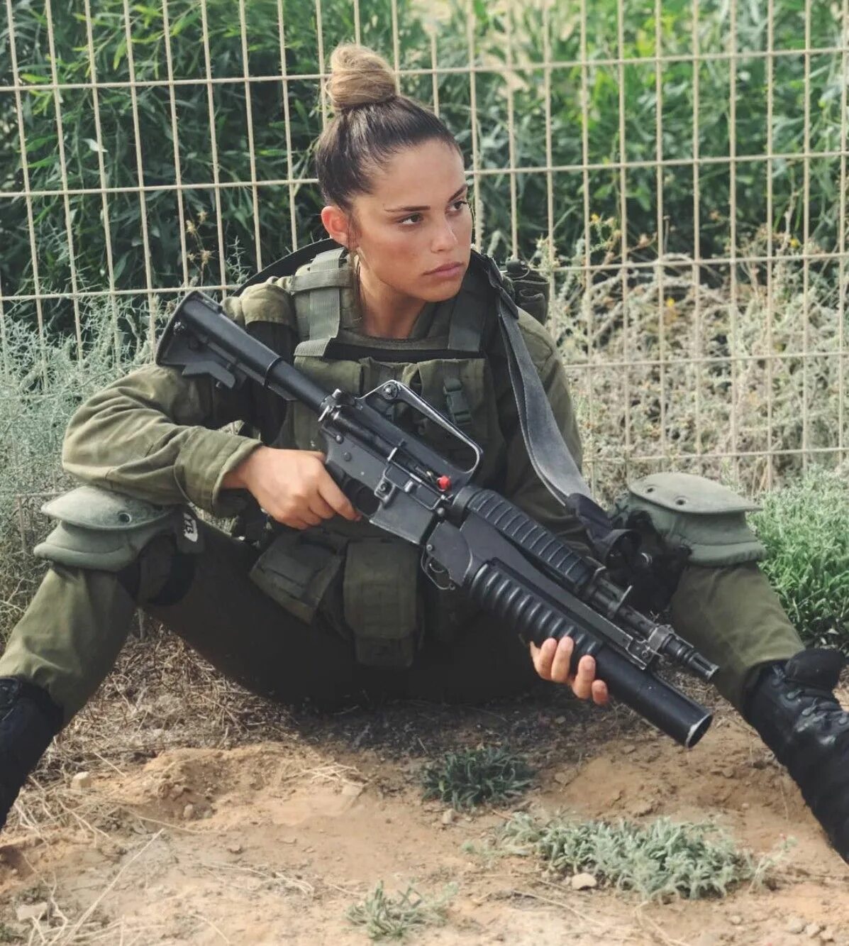 Woman defense. Юли Товма армия Израиля. Девушки военные. Девушка солдат. Красивые девушки военные.