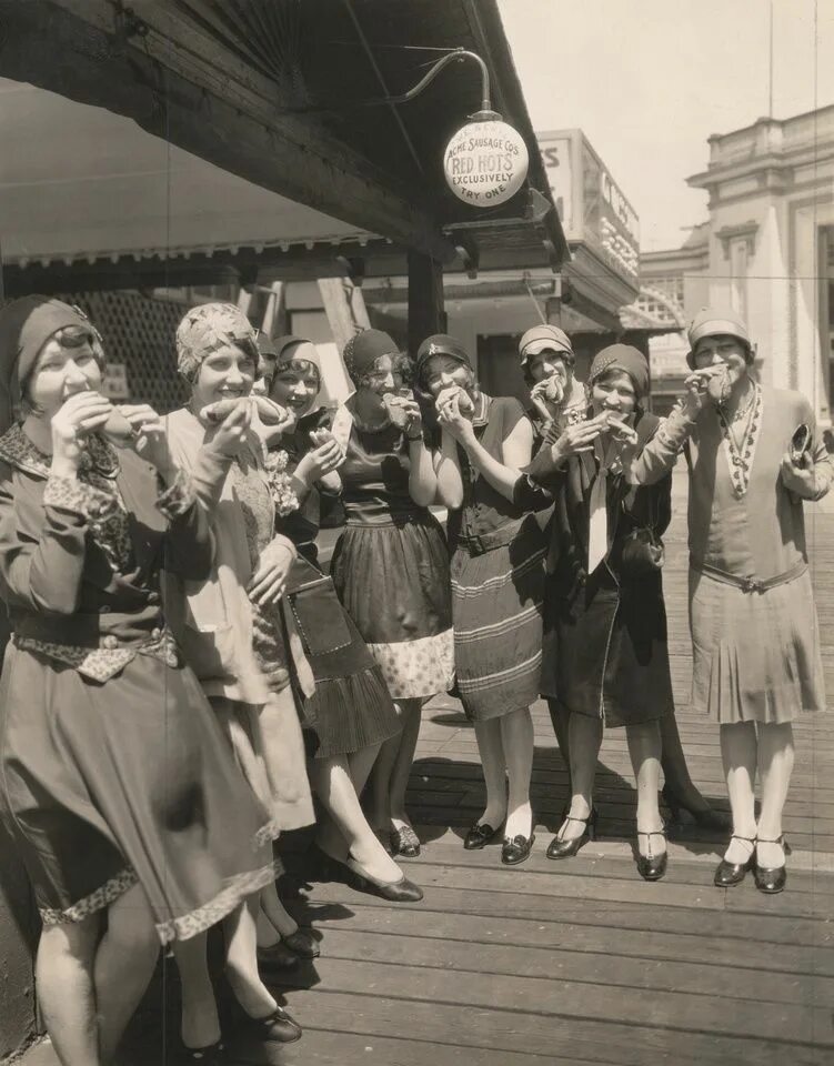Англия 1920е мода. Мода 1930 чикаго. В 20 30 х годах. Вечеринка в стиле 1920-х годов. 30-е годы америка мода.