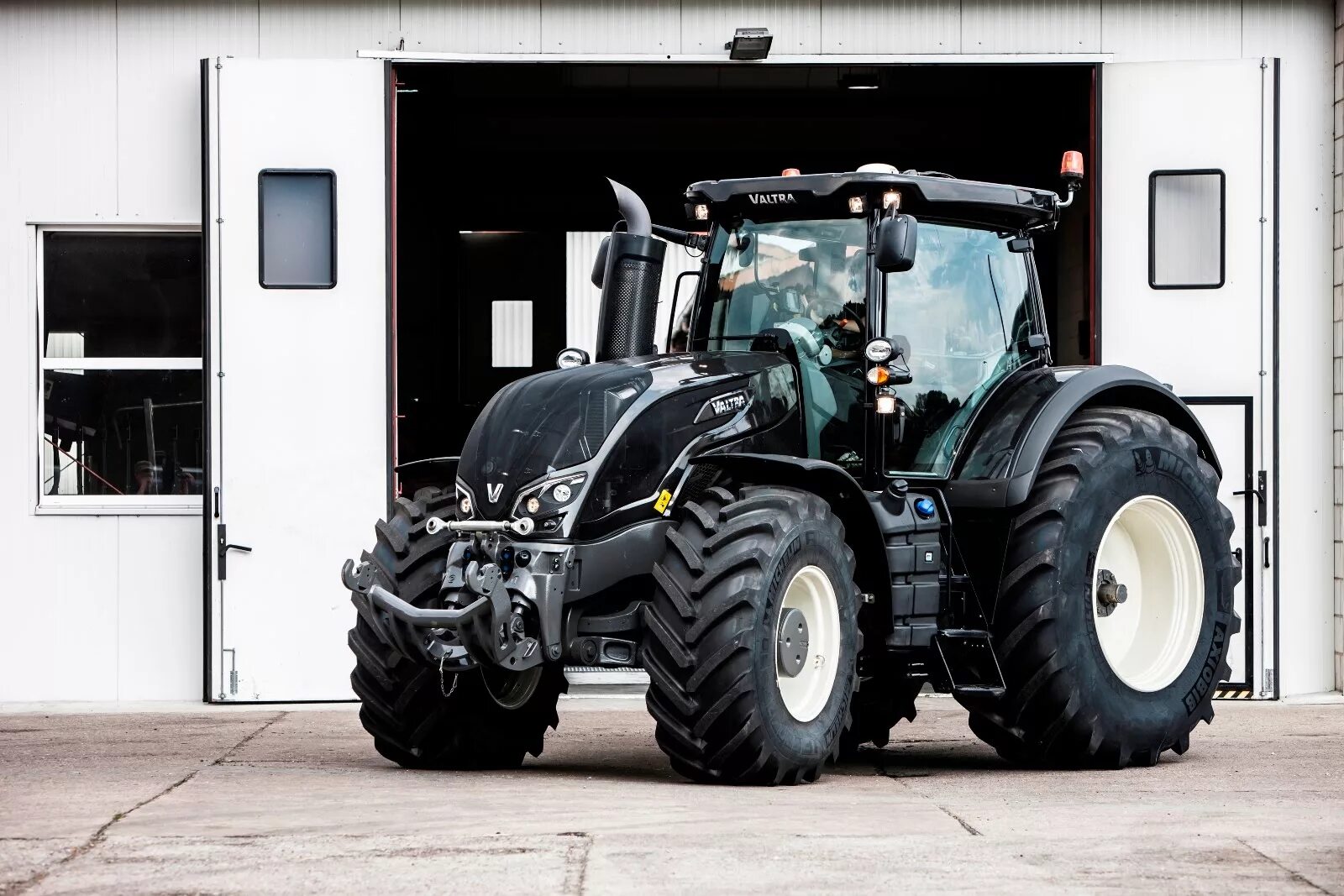 Включи новые тракторы. Valtra s374. Valtra t235v. Финский трактор Валтра. Трактор Валтра s374.