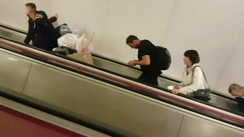 Человек поднимающийся на эскалаторе движется относительно. Метро эскалатор вниз. метро пушкинская эскалатор. смерть на эскалаторе в метро. коты на эскалаторе.