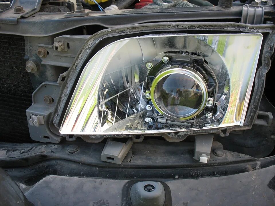 Субару форестер фара снять. Снятие фары субару форестер 2007. Фонарь subaru forester sg5. Линзы в фары субару форестер sf5. Субару форестер фара снять.