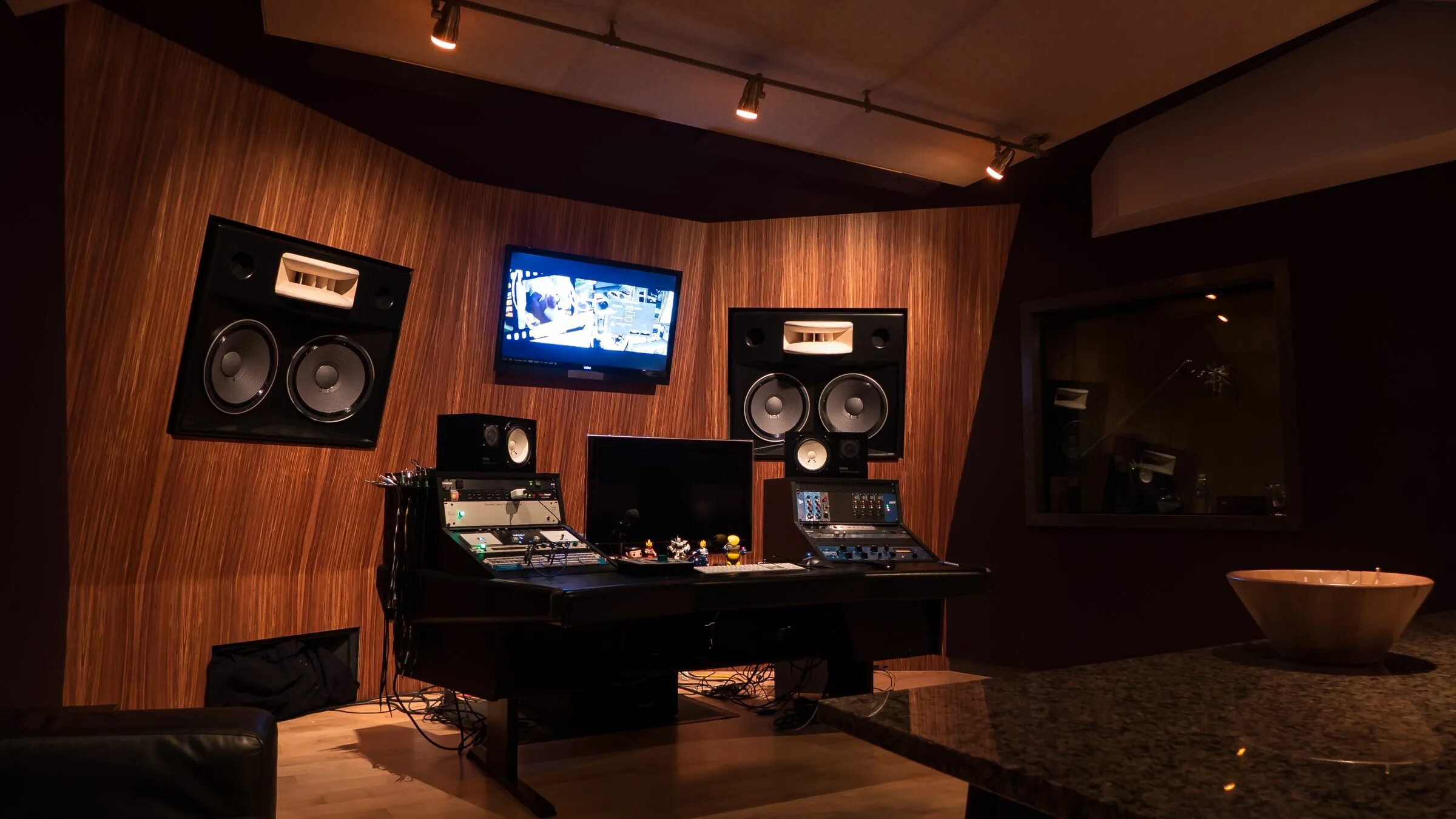 Студийные мониторы JBL В студии звукозаписи. Focal Alpha 80. Мониторы для студии звукозаписи. Студийные мониторы в комнате.