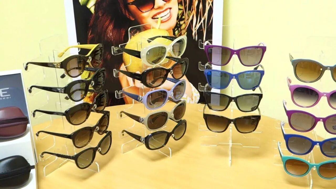 Озон интернет магазин очки. Темные очки. Много солнцезащитных очков. Солнцезащитные очки новая коллекция. Солнцезащитные очки на витрине.