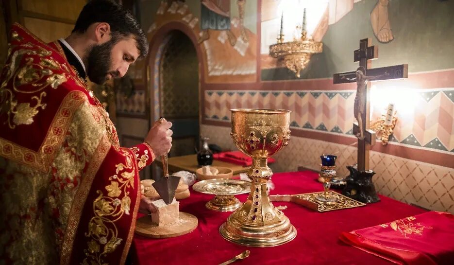 Вино литургия. Литургия евхаристия. Священнослужители в алтаре. Литургия преждеосвященных даров причастие. Кагор кровь христа.