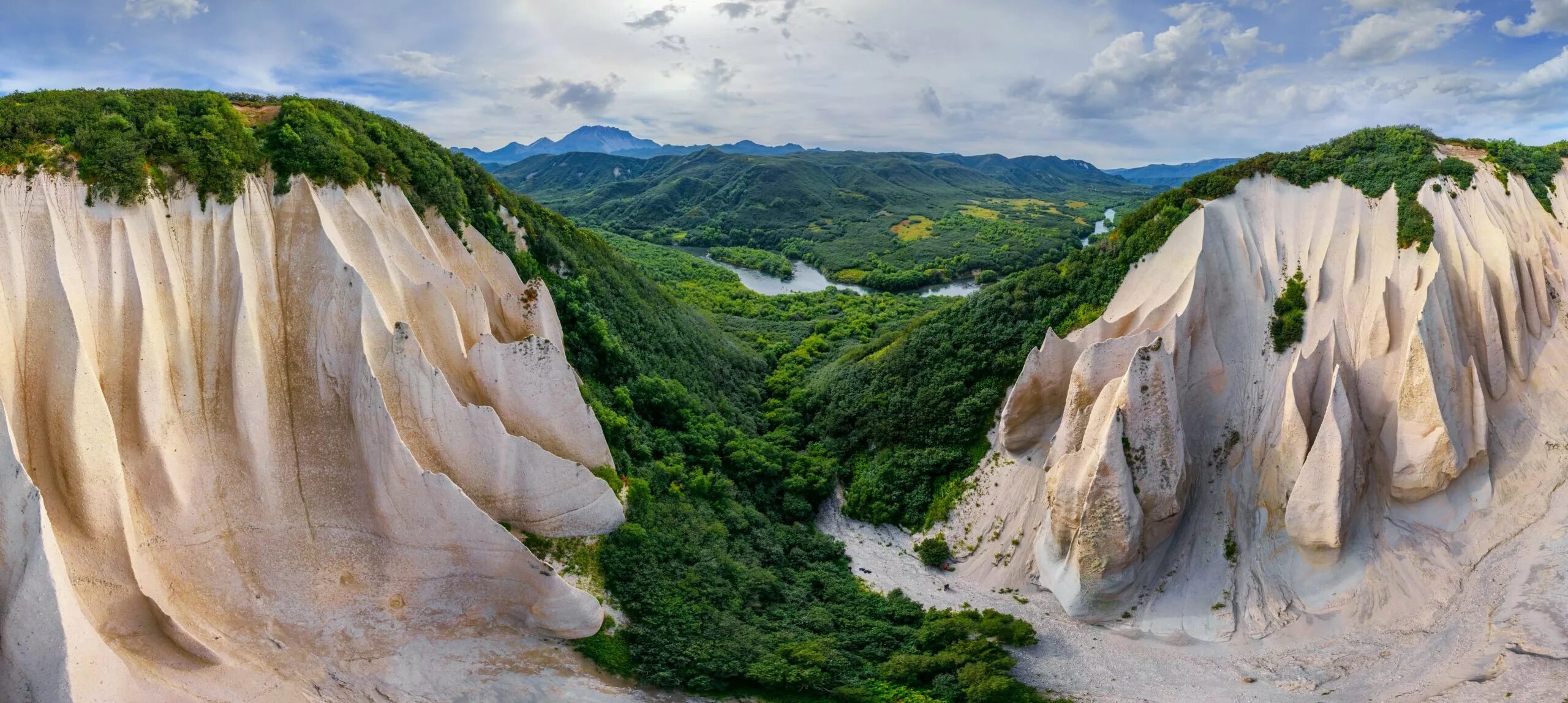 Какие есть природные памятники. Пемзовые скалы Кутхины баты Камчатка. Памятники природы Кутхины баты Камчатка. Кутхины баты — памятник природы. Кутхины баты – белые скалы Камчатки.