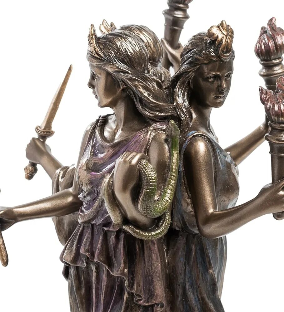 Last goddess вся коллекция. Богиня Геката статуэтка. Геката богиня волшебства статуэтка. Геката Тривия статуэтка. Алтарная статуэтка Геката.