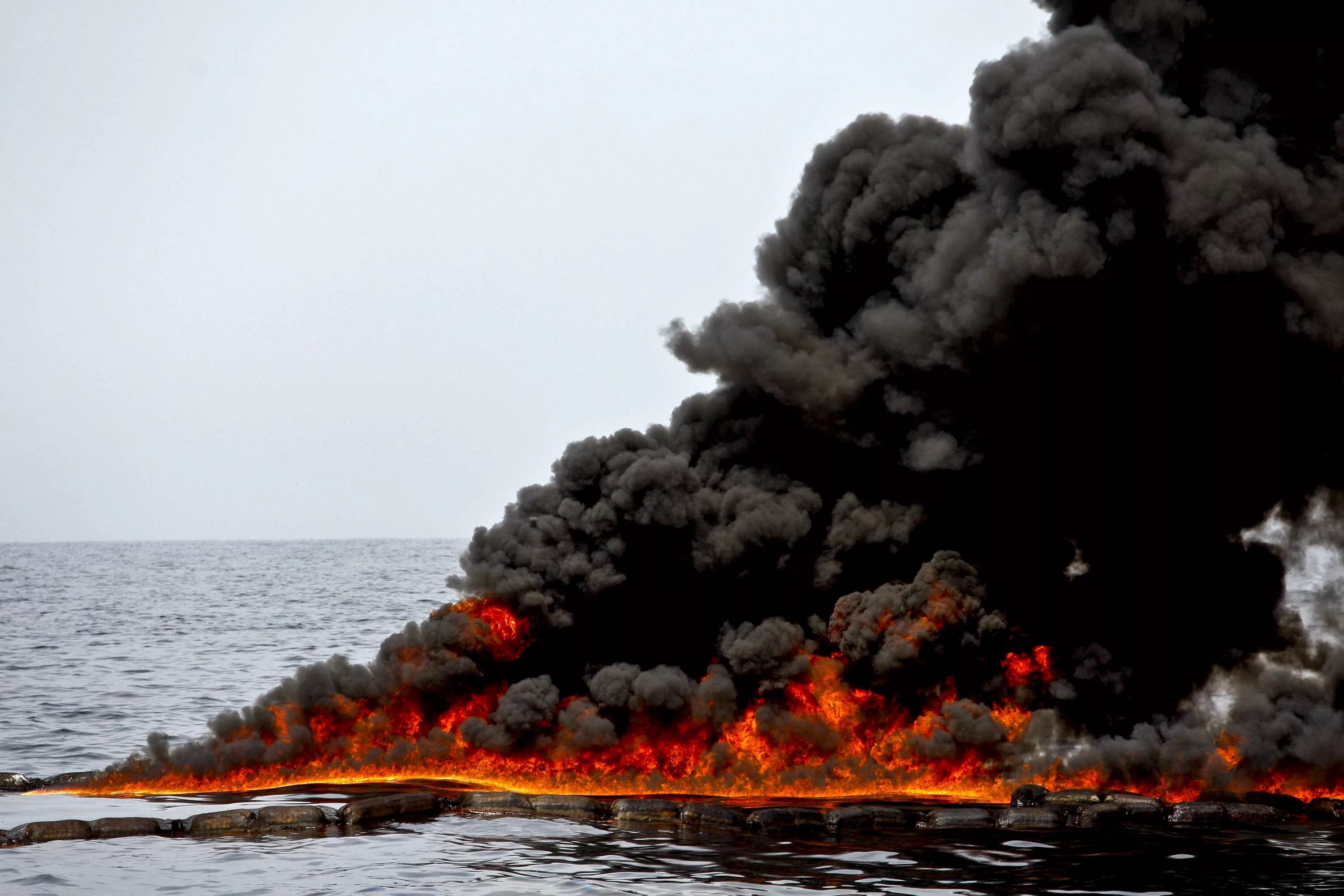Вода горит. Черное море горит сероводород. Нефть горит на воде. Горящий океан. Горящее море.