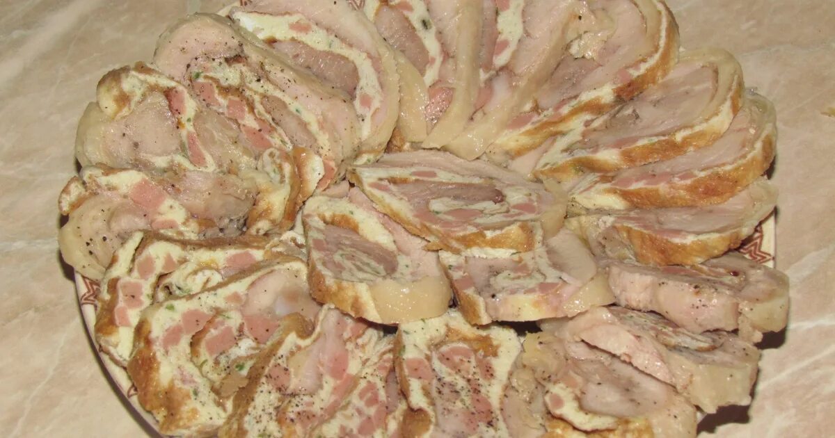 Рулеты куриные пошагово. Куриный рулет с черносливом и грецким. Рулет куриный. Рулеты куриные пошагово. Рулет куриный с яйцом и луком.